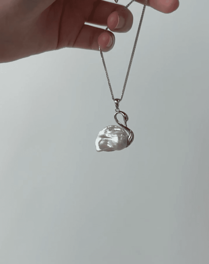 Private Treasures · Baroque Swan Pendant Necklace - SOLIS