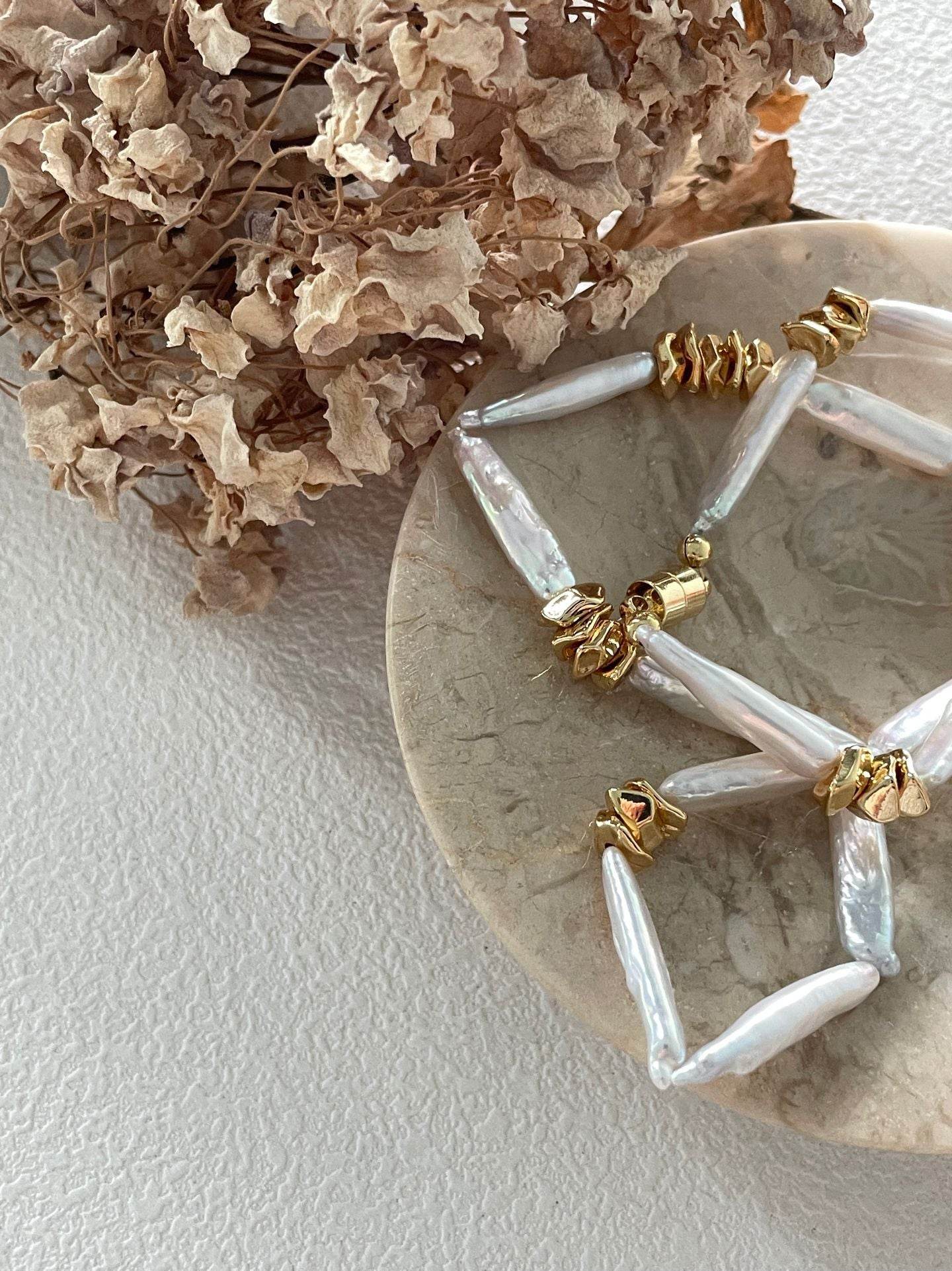 Sculpted Rhythm – Baroque Pearl & Gold Necklace - SOLIS