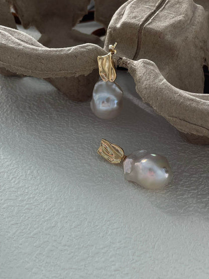 Sculpted Gold Baroque Pearl Earrings - SOLIS