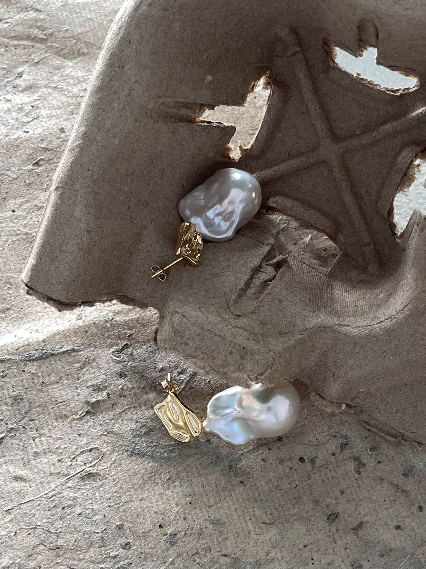 Sculpted Gold Baroque Pearl Earrings - SOLIS