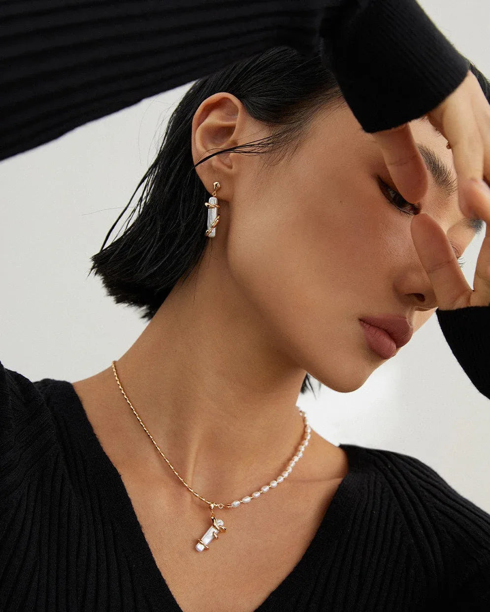 Asymmetric Pearl Pendant Necklace – 18K Gold Vermeil on 925 Silver - SOLIS MOOD