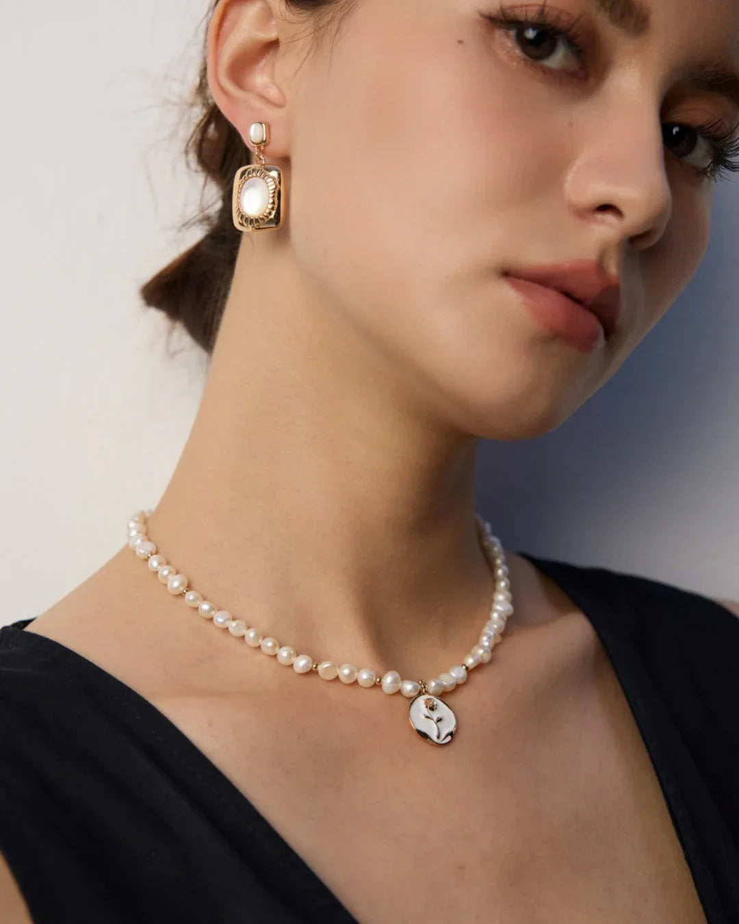 Vintage Pearl Necklace · Glossy Enamel Pendant - SOLIS MOOD