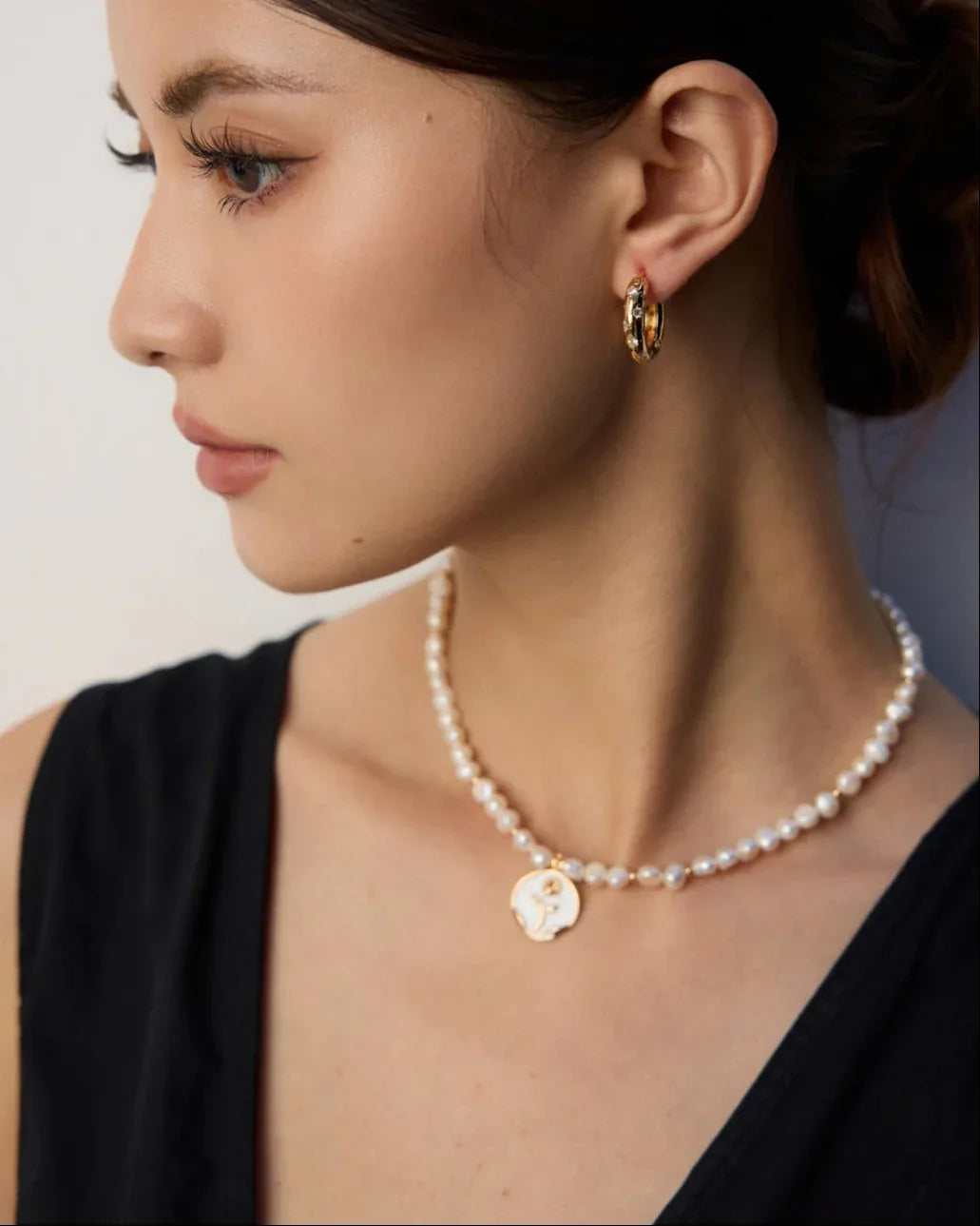 Vintage Pearl Necklace · Glossy Enamel Pendant - SOLIS MOOD