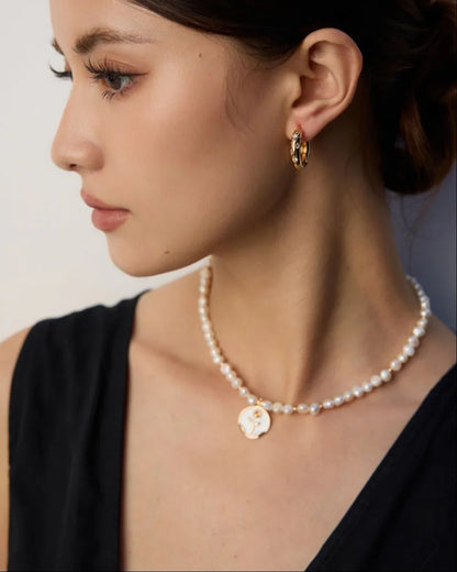 Vintage Pearl Necklace · Glossy Enamel Pendant - SOLIS MOOD