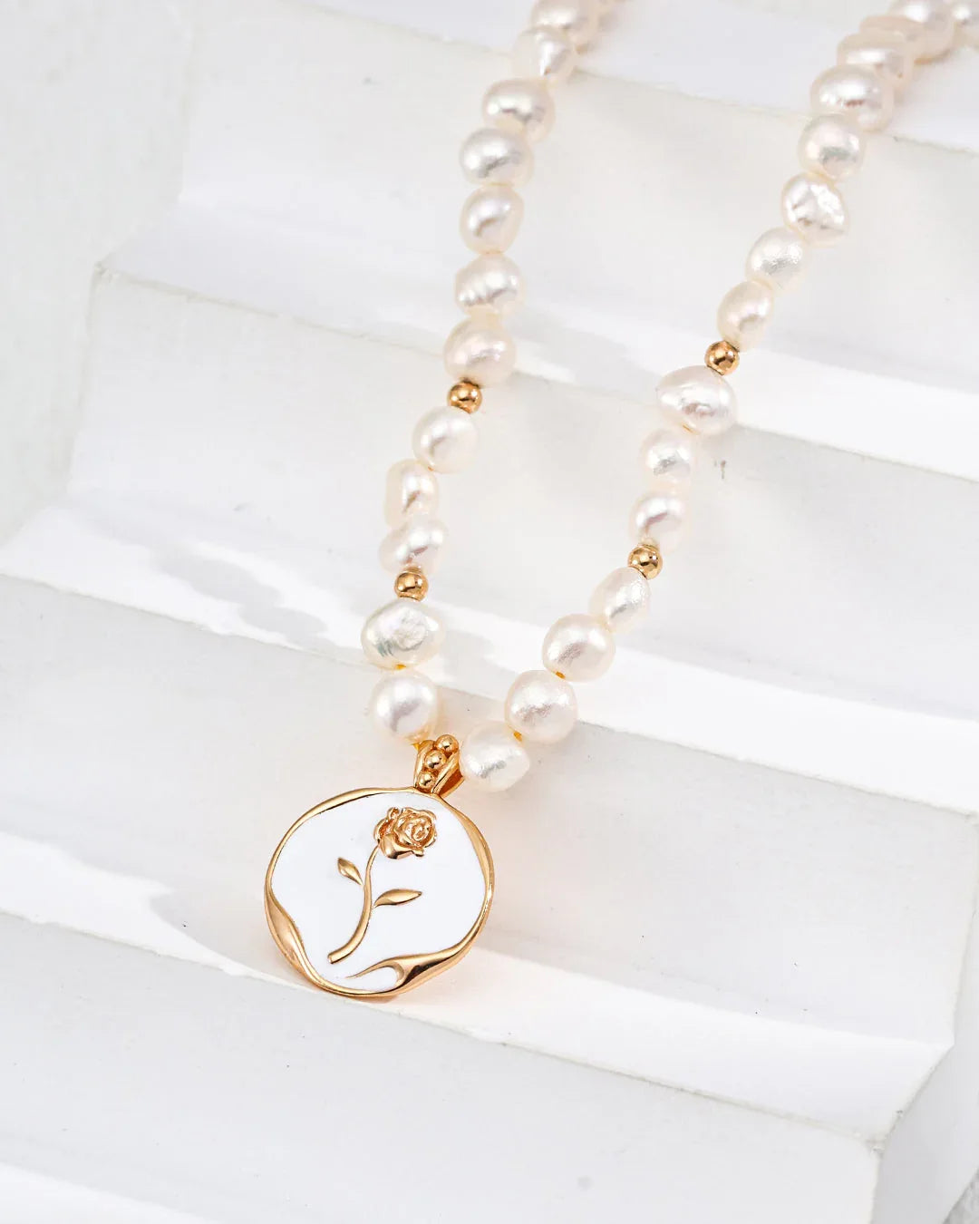 Vintage Pearl Necklace · Glossy Enamel Pendant - SOLIS MOOD