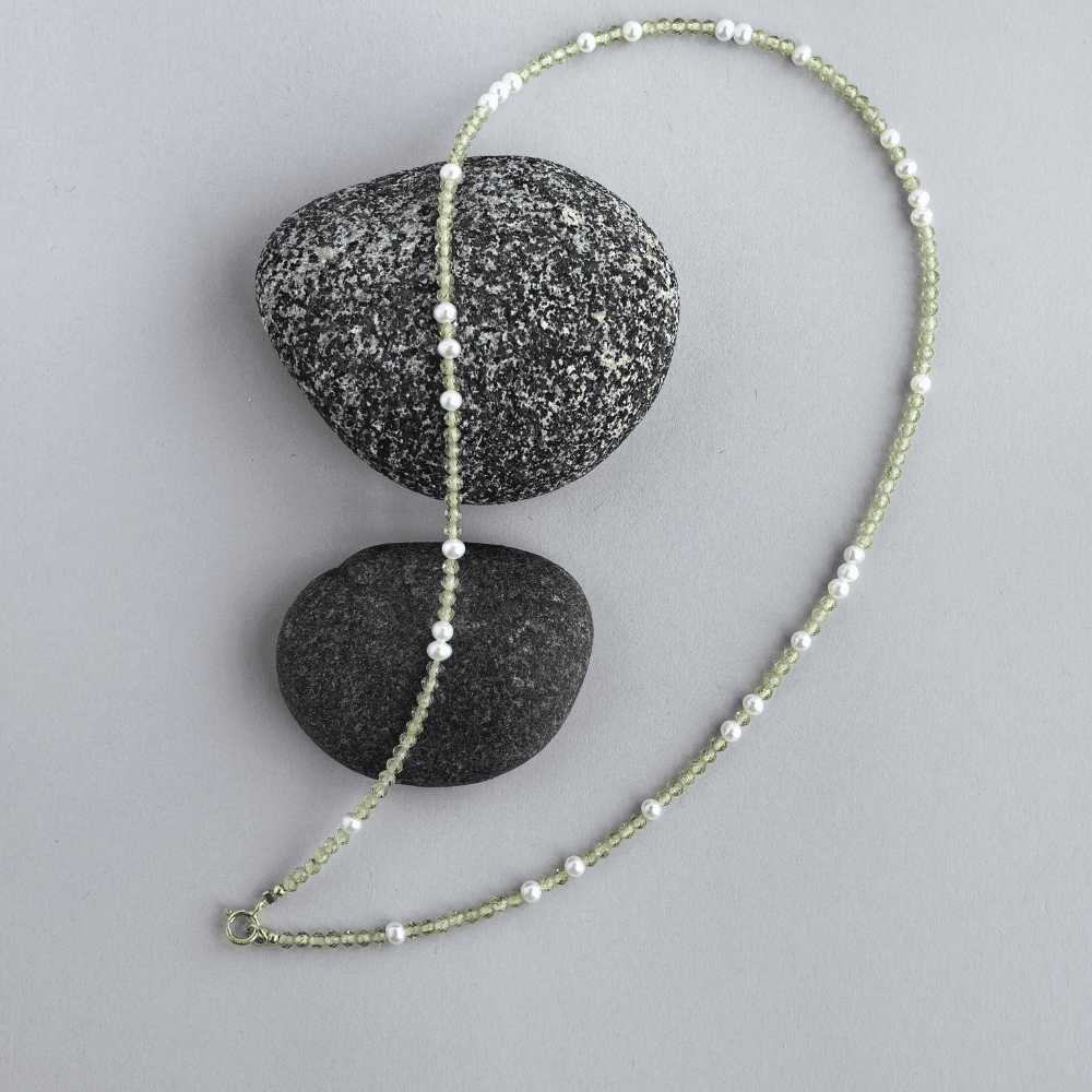 Trace · Seed Necklace · Olive & Pearl - SOLIS