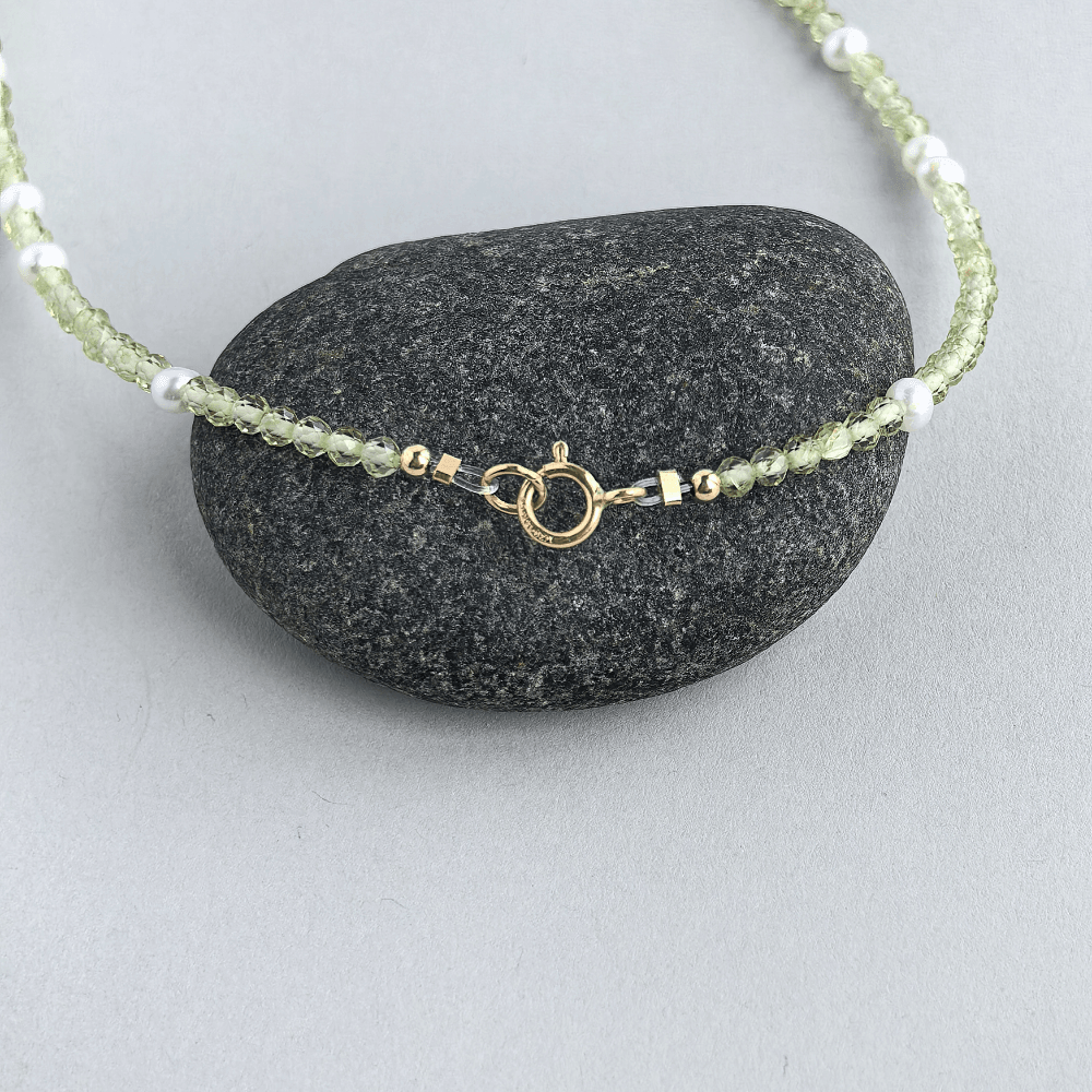 Trace · Seed Necklace · Olive & Pearl - SOLIS