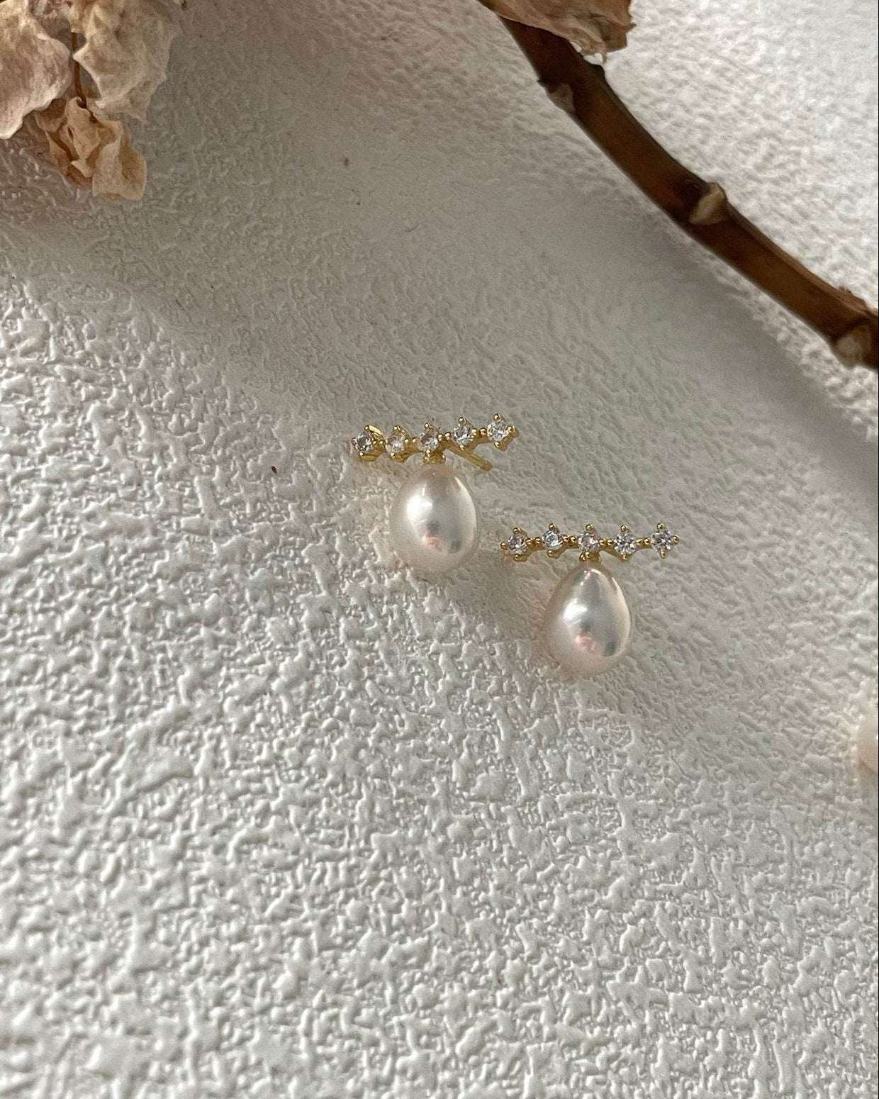 Gleamline · Pearl & Zircon Bar Studs — Small-Batch Luxury You’ll Wear Every Day - SOLIS