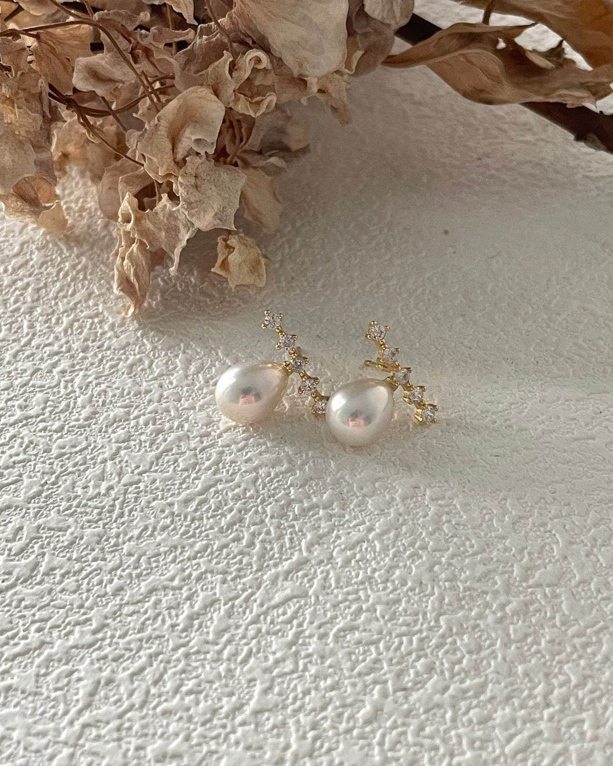 Gleamline · Pearl & Zircon Bar Studs — Small-Batch Luxury You’ll Wear Every Day - SOLIS