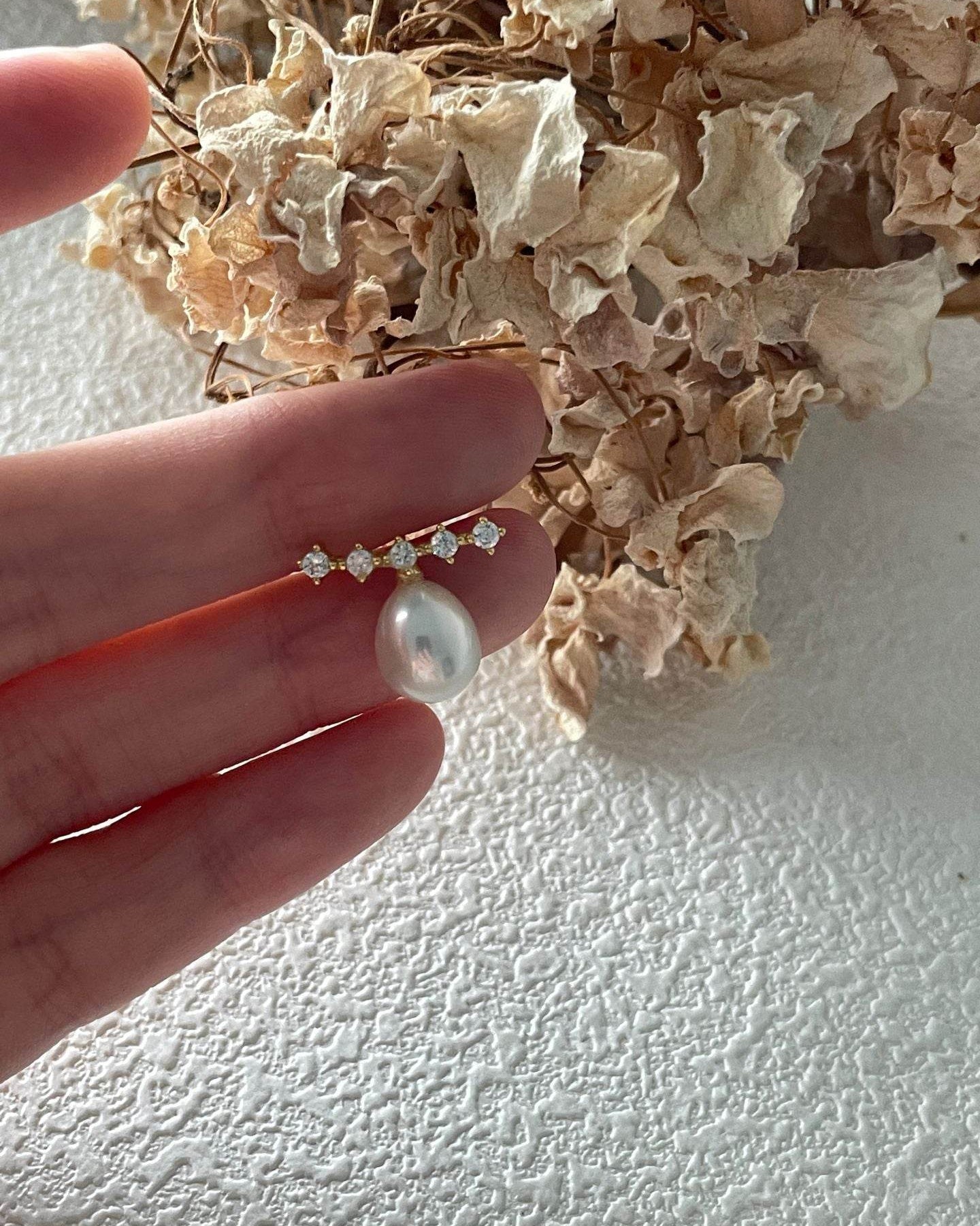 Gleamline · Pearl & Zircon Bar Studs — Small-Batch Luxury You’ll Wear Every Day - SOLIS