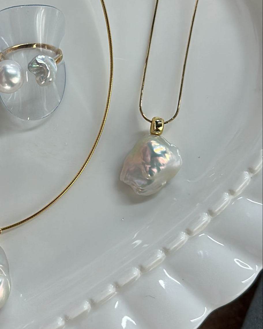 Private Treasures · Golden Glow Rainbow Baroque Pendant Necklace - SOLIS