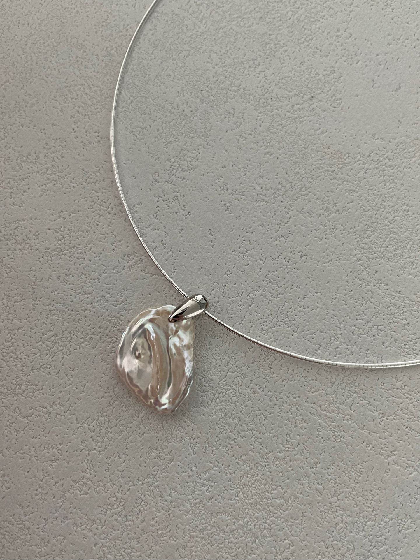 Diana Choker Necklace with Natural Petal Pearl Pendant - SOLIS