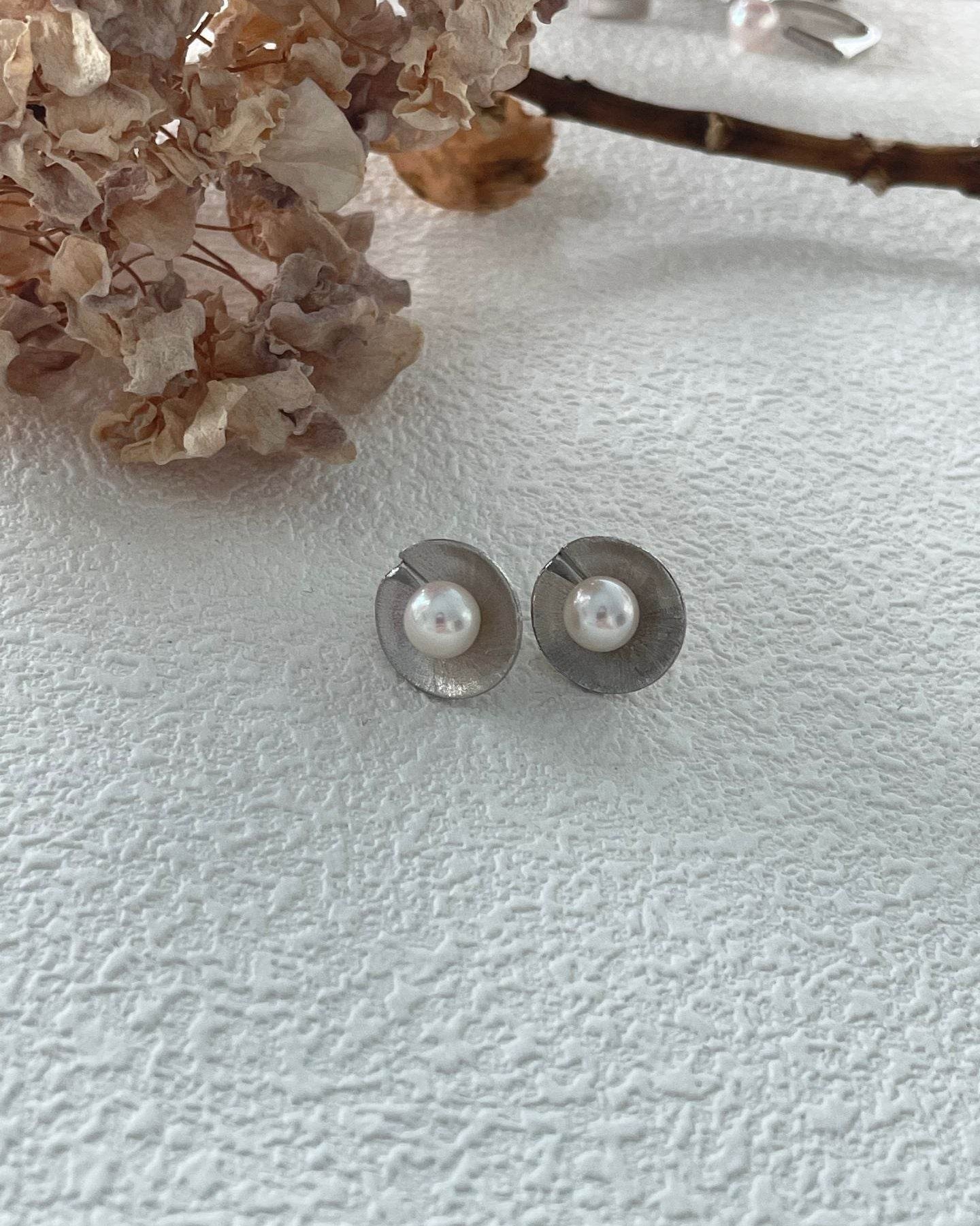 Shell Pearl Stud Earrings (Pair) - SOLIS