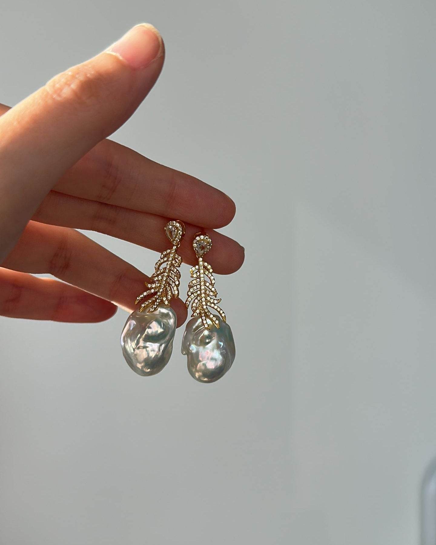 Private Treasures ·Golden Feather + Flawless Baroque - SOLIS