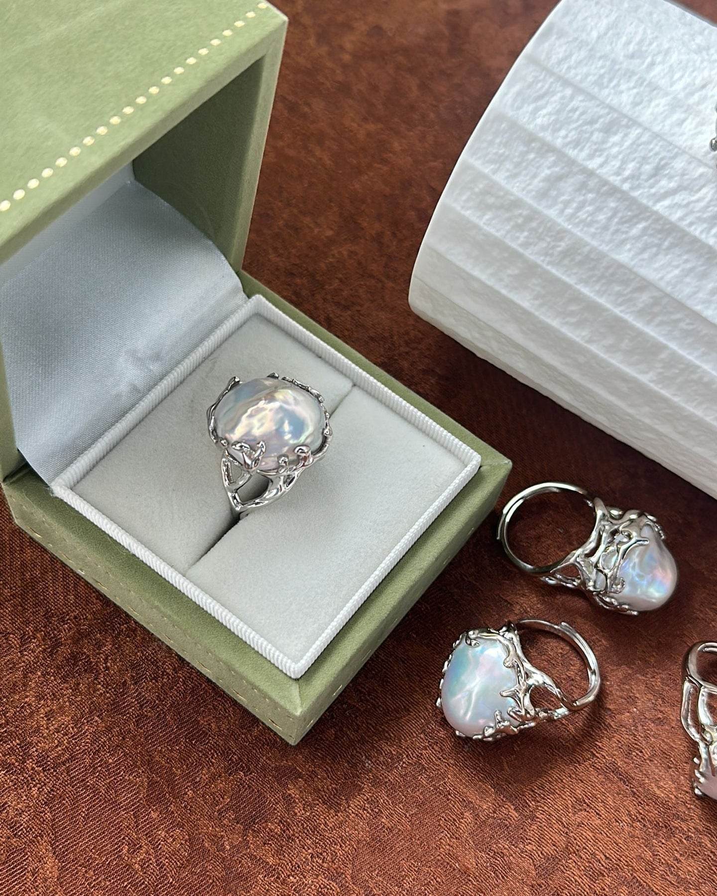 Private Treasures · Ring with Aurora Baroque Pearl - SOLIS
