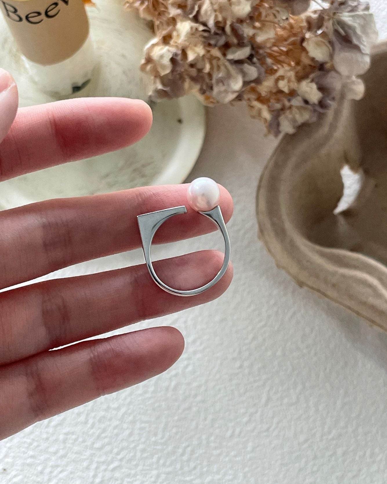 Geometric Pearl Ring - SOLIS