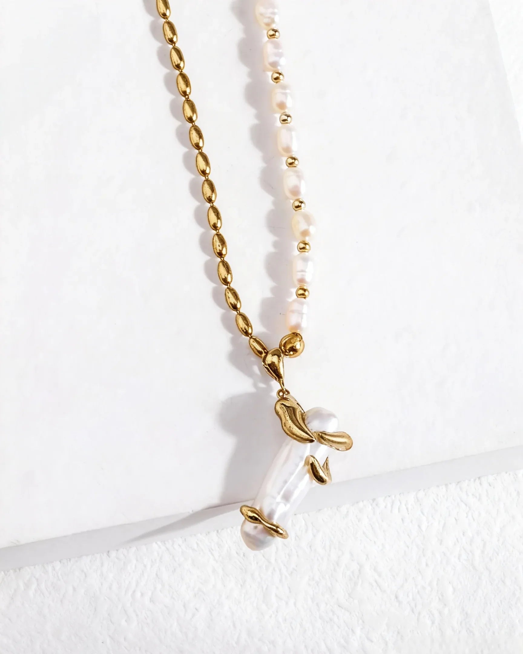 Asymmetric Pearl Pendant Necklace – 18K Gold Vermeil on 925 Silver - SOLIS MOOD