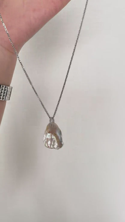 Petals Lune Necklace